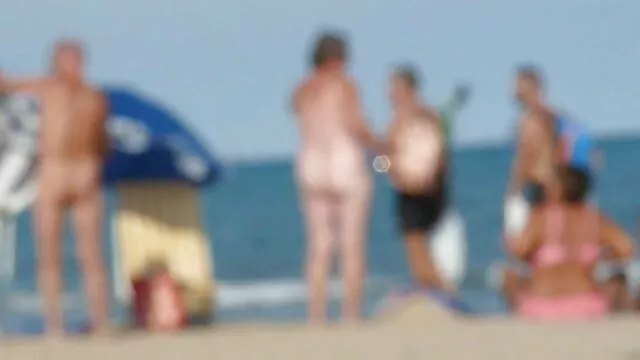 Dos perras se sientan en la cama y son empujadas detrás de sus mejillas por pollas cojiendo con mi mama en el hotel gruesas y largas