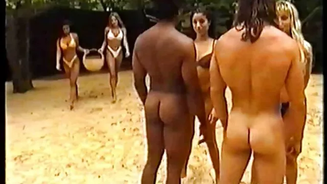 Quemó a su esposa mientras hablaba con su amante y hija y mama follando la folló en anal