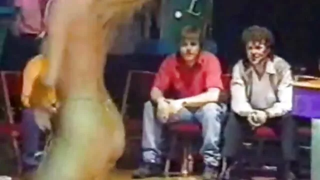 El jefe se desabotonó follando con mama en casa la bragueta y ordenó a la perra que se cayera a la máquina