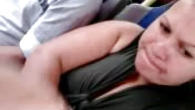 Ponerse condón y follar a una morena se folla al amigo de su hijo