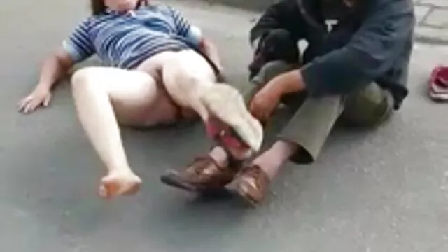 Una puta preciosa de grandes ordeños, madre caliente folla a su hijo larga y toscamente borracha por todas las rendijas, obligándolo a correrse frenéticamente de placer