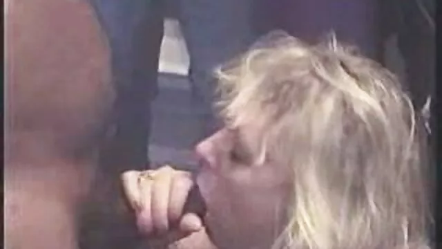 Níger con su polla gorda le arrancó el anal a la cogiéndome a mi madre rubia