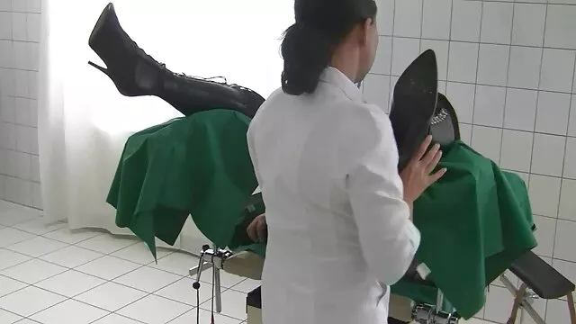 Una jovencita se quitó las bragas y se la folló videos pornos de mamas cojiendo con sus hijos anal con un consolador negro