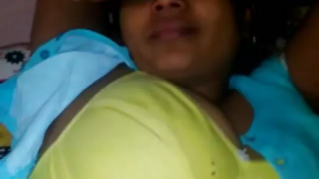 Petre, albina francesa, deja que la tetona alemana pruebe su cabeza en la intersección mama hijo follando de dos fronteras