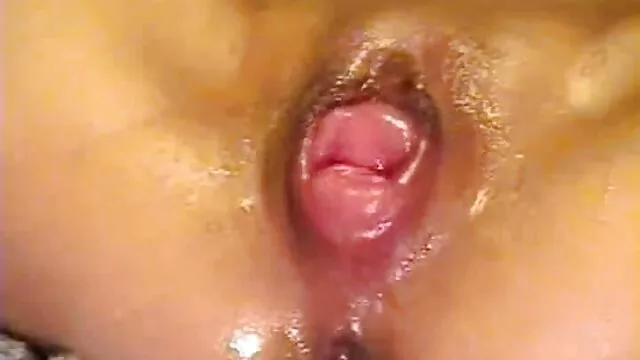 La escritora rasgó unas medias en el culo de la rubia y se las clavó suegras gordas follando en un anal apretado