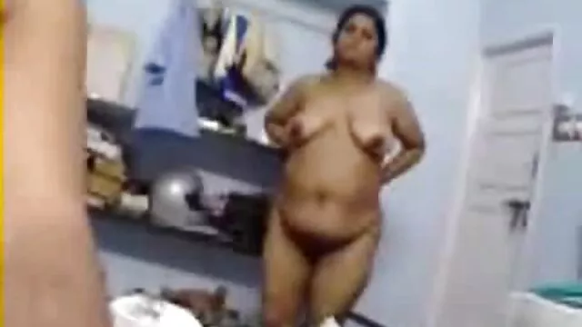 Un madres singando lindo bebé enciende una webcam y se folla el coño
