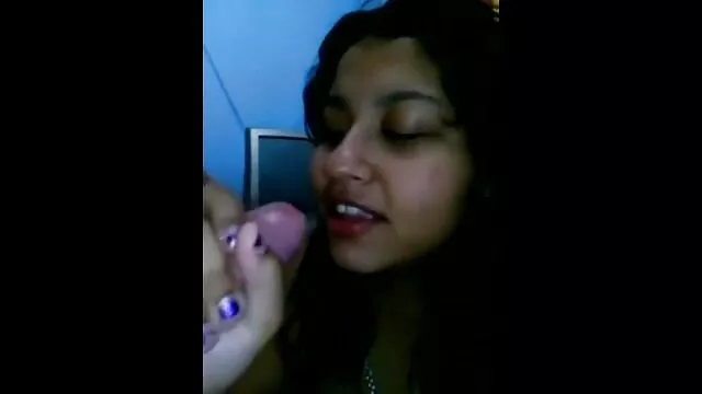 Dos hijo coje a su madre dormida jóvenes y hermosas lesbianas follan en una cuna, se compraron un pene de goma y ahora se turnan para divertirse con él. Jugoso, muy bonito y natural