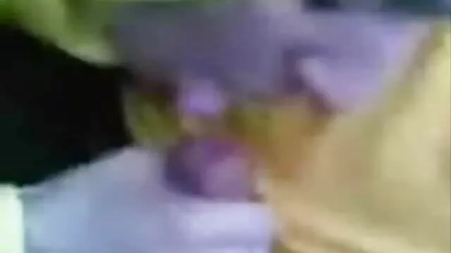 Una sorpresa especial les esperaba a las morenas novias en el casting porno. Después de desnudar a las novillas, el operador las puso en cáncer y madre se folla a su hijo real comenzó a desgarrar culos apretados. Estirando un poco los agujeros, el tipo les ordenó que se arrodillaran y les llenó la cara de esperma.