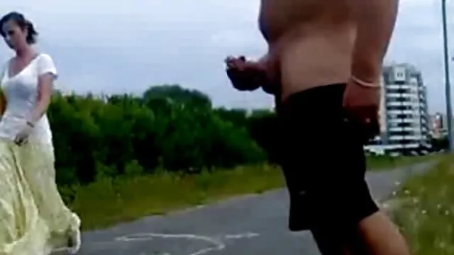 Los antepasados ​​se fueron a trabajar, dejando a la pequeña hija sola en casa. La chica está muy se folla a su madre embarazada aburrida y decide jugar con su coño. Acariciando su clítoris y su coño mojado, rápidamente se lleva al orgasmo.