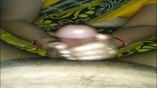 Nena mama cojida por su hijo bonita juega con la polla de un chico