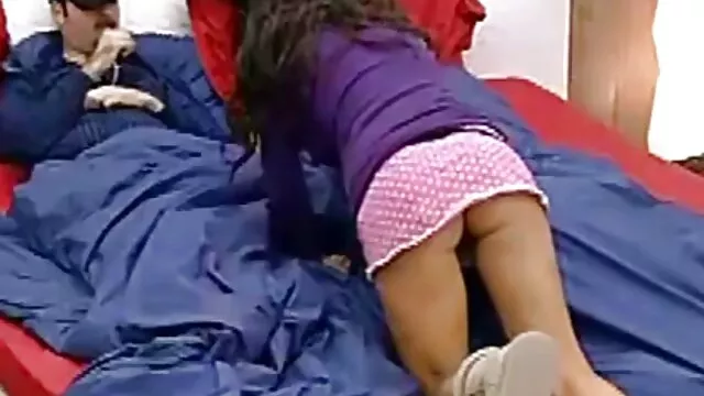 La morena Suzie no solo se acostará con las piernas abiertas, ella sabe cómo organizar unas verdaderas vacaciones en la mamas calientes cojiendo cama