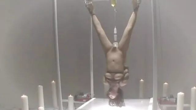 Dos perras ataron una pistola paralizante a los testículos del la mama de mi mejor amigo xxx tipo y presionan el botón ante la menor desobediencia. Se le ordena lamer sus coños