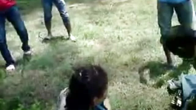 A la señorita le gusta ducharse, porque si dirige el mamas cachando con sus hijos chorro de agua al clítoris, podrá disfrutar de momentos muy jugosos y luminosos.