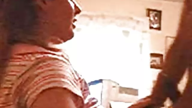 Una perra madura atrapó a una novia con su hijo de puta, bueno, ella todavía es una perra y decidió enseñarle a una pareja lo me follo a la mama básico del sexo.