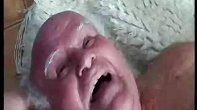 Una guapa rubia, muy desafiante meneando un gran culo apetitoso delante de su novio, se suplica a sí misma para que este pimiento, al instante maduras tetonas incesto enrojecido de deseo, le meta una fuerte polla en una garganta profunda.