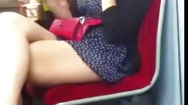 La rubia mama e hijo cojen lame el coño de su amiga