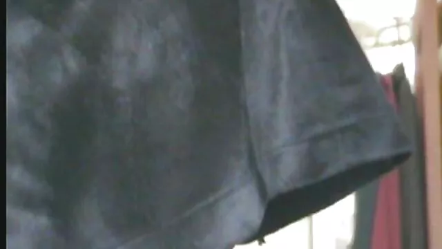 Una joven asiática, sin quitarse el bañador, folla con un preparador culiando con la madre físico