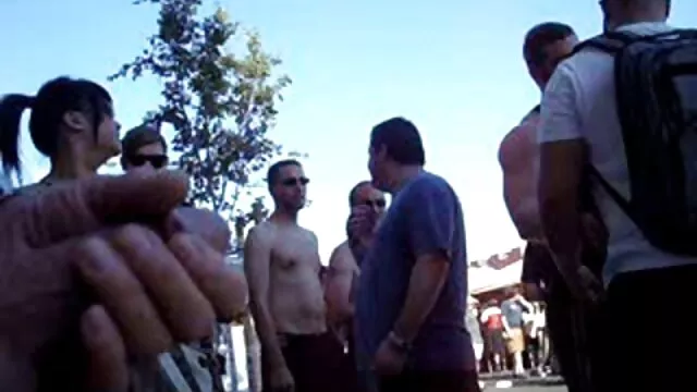 Una madura amante de las madres gordas follando guarras se folla apasionadamente a una joven rubia
